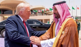 Khoảnh khắc tạm biệt gây sốt của ông Trump và Thái tử Arab Saudi