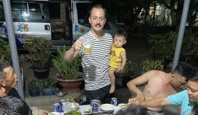 Người nước ngoài sốc với văn hóa nhậu ở Việt Nam