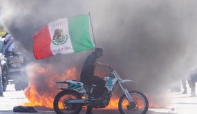 Lý do nhiều người biểu tình ở Los Angeles vẫy cờ Mexico