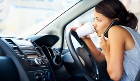 Luật mới ở California cấm tài xế chạm vào điện thoại khi đang lái xe