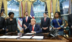 Ông Trump nói đùa khi khen nữ phóng viên xinh đẹp