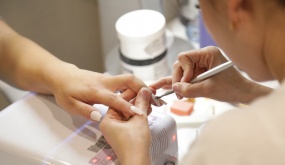 Chủ tiệm nhắc thợ nail đừng vì lương thưởng mà đánh mất chỗ làm yên ổn