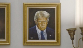 Bang Mỹ đổi ảnh chân dung ông Trump sau khi bị chê