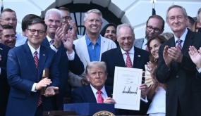 Ông Trump ký duyệt 'Đạo luật to đẹp'