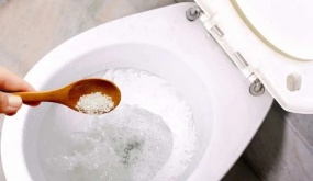 Tại sao nên rắc muối vào bồn cầu?