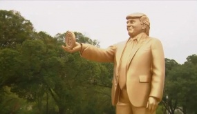 Xuất hiện tượng vàng ông Trump cầm Bitcoin trước tòa quốc hội Mỹ