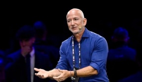 Tỷ phú Jeff Bezos: 'Đừng bỏ học để thành Bill Gates' Tỷ phú Jeff Bezos: 'Đừng bỏ học để thành Bill Gates'
