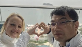 Chuyện tình của chàng khiếm thị và nữ tiến sĩ Mỹ Chuyện tình của chàng khiếm thị và nữ tiến sĩ Mỹ