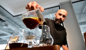 Tách cà phê gần 1.000 USD ở Dubai Tách cà phê gần 1.000 USD ở Dubai