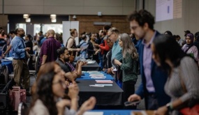 Mỹ: Dân văn phòng mất việc hàng loạt, thợ lành nghề 'lên ngôi'