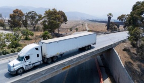 California thu hồi 17.000 bằng lái xe thương mại của người nhập cư