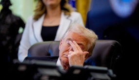 Dấu hiệu tuổi tác bắt đầu đè nặng lên ông Trump