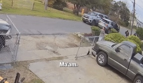 Đặc vụ nhập cư truy đuổi người phụ nữ Mỹ đến tận cửa nhà