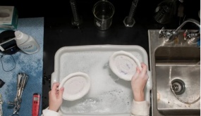 Vì sao không nên rửa bát ngay sau bữa ăn?