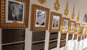 Ông Trump cho treo ảnh châm chọc hai người tiền nhiệm