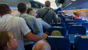 Những hành vi kém sang khi xuống máy bay