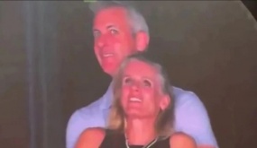 Cái giá phải trả sau nụ hôn với CEO trên Kiss Cam