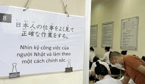 Gánh nặng 'kiếm tiền thay cả gia đình' bào mòn người xa xứ