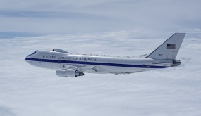 Mạng xã hội Mỹ dậy sóng vì máy bay 'Ngày tận thế' xuất hiện ở Los Angeles