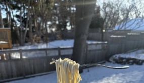 Video nĩa mì Ý lơ lửng giữa trời 'gây sốt'