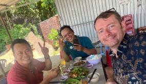 Người nước ngoài học cách sống chung với hàng xóm Việt