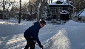 Người Việt kể quy định bắt buộc xúc tuyết trước nhà ở Canada