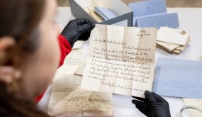 Bí mật mối tình vụng trộm hơn 100 năm trước trong hộp giày cũ