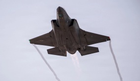 Iran công bố video 'F-35 Mỹ trúng tên lửa'