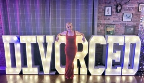 Bà mẹ hai con mở tiệc ăn mừng ly hôn