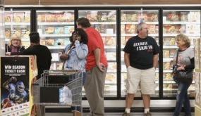 Nhiều người Mỹ thắt chặt chi tiêu vì lạm phát