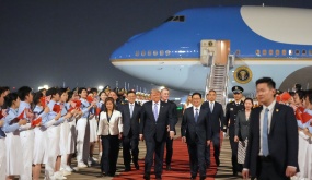 Trung Quốc trải thảm đỏ đón ông Trump ở sân bay Bắc Kinh