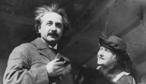 Bí quyết của thiên tài Einstein: Thành công = Làm việc + Chơi + Giữ im lặng
