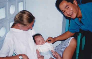 Chàng trai ngoại quốc 9 năm ở Việt Nam tìm mẹ