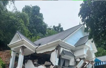 Sập biệt thự sau trận mưa lớn kéo dài ở Hà Nội, gia đình 7 người hoảng loạn tháo chạy