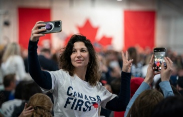 Phụ nữ Canada chắt bóp làm đẹp trong nỗi lo suy thoái