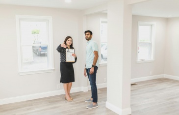 Người Mỹ đang trả tiền nhà hàng tháng cao hơn bao giờ hết
