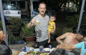 Người nước ngoài sốc với văn hóa nhậu ở Việt Nam