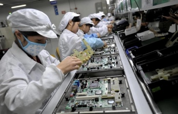 'Những con ốc vít' chặn đường iPhone trở về Mỹ