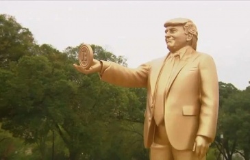 Xuất hiện tượng vàng ông Trump cầm Bitcoin trước tòa quốc hội Mỹ