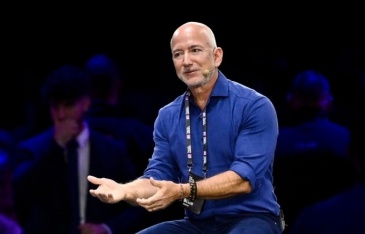 Tỷ phú Jeff Bezos: 'Đừng bỏ học để thành Bill Gates'