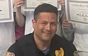 Cảnh sát Mỹ phớt lờ cuộc gọi 911 báo 'có nổ súng' để đi mua pizza Cảnh sát Mỹ phớt lờ cuộc gọi 911 báo 'có nổ súng' để đi mua pizza