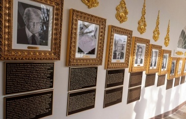 Ông Trump cho treo ảnh châm chọc hai người tiền nhiệm