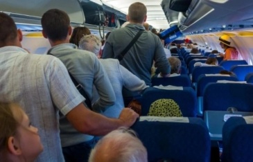 Những hành vi kém sang khi xuống máy bay