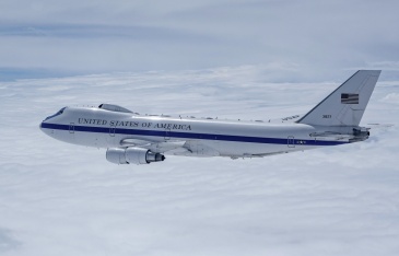 Mạng xã hội Mỹ dậy sóng vì máy bay 'Ngày tận thế' xuất hiện ở Los Angeles