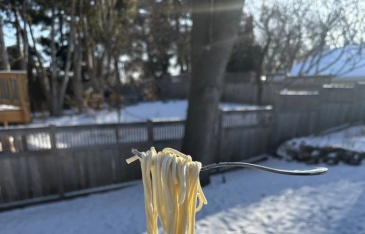 Video nĩa mì Ý lơ lửng giữa trời 'gây sốt'