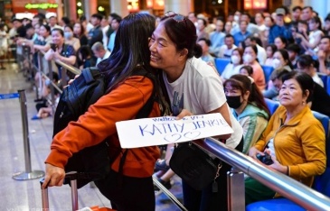 Những Việt kiều chắt chiu cả năm để về Tết