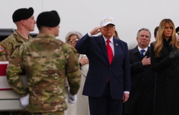 Ông Trump bị chỉ trích vì đội mũ trong lễ đón thi hài lính Mỹ