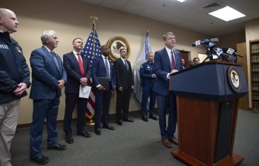 Đường dây hoang báo bị cướp để được cấp visa ở lại Mỹ