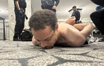 Khoảnh khắc tay súng cố xông vào bữa tiệc có ông Trump