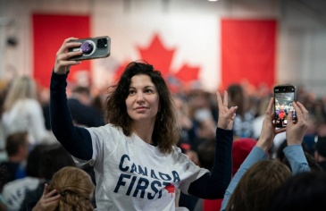 Phụ nữ Canada chắt bóp làm đẹp trong nỗi lo suy thoái